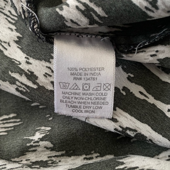 Time to Bloom black and white top, size L - Picture 2 of 4